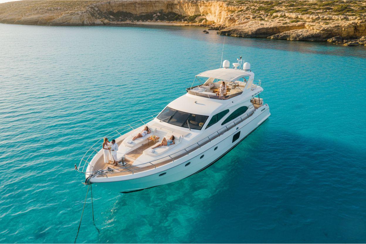 Yacht privé au mouillage dans une calanque méditerranéenne