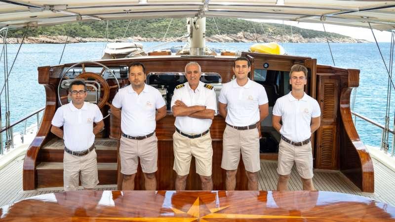 Bateau à moteur longeant la côte méditerranéenne