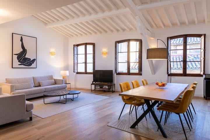 Séjour lumineux sous poutres blanchies, appartement au cœur d'Aix-en-Provence
