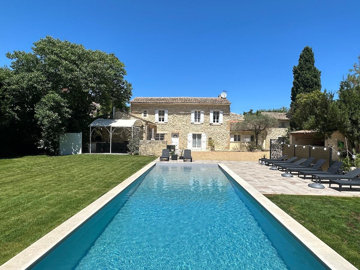 Mas en pierre avec couloir de nage et jardin, dans le Luberon