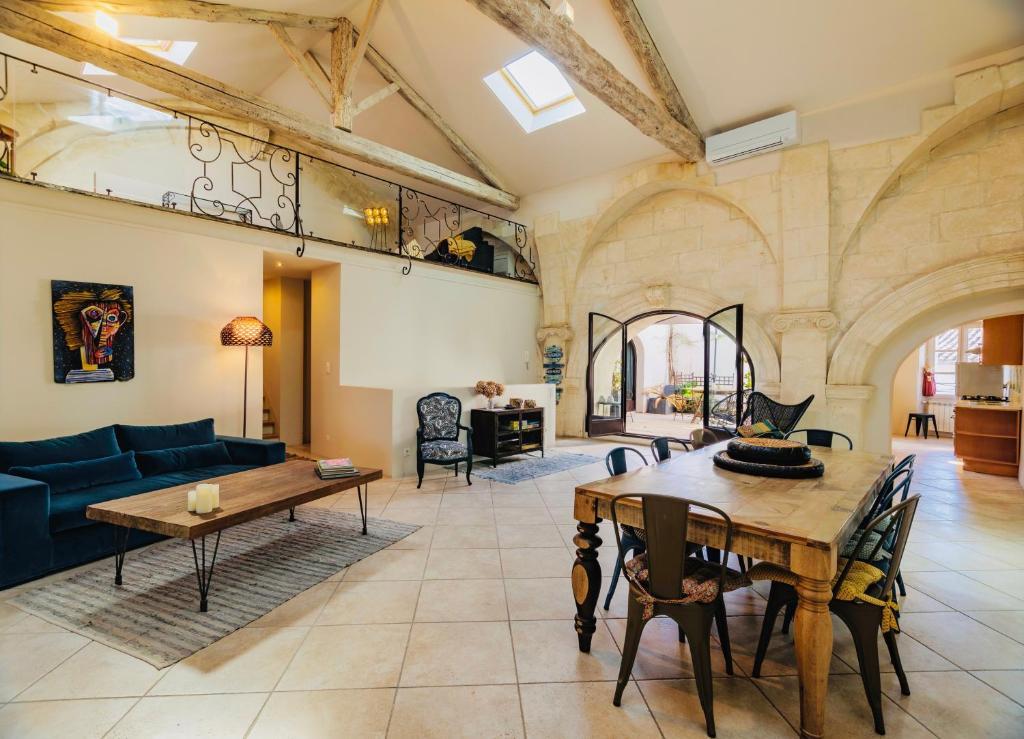 Maison de caractère avec voûtes en pierre, charpente apparente et mezzanine
