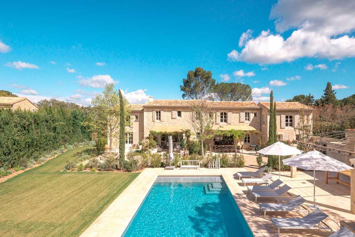 Bastide provençale avec piscine, cyprès et jardin paysager
