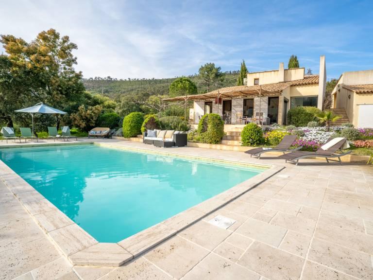 Grande piscine privée devant une villa provençale