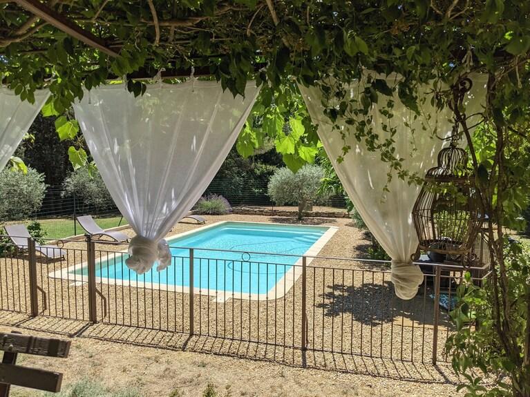 Piscine à débordement avec vue sur la campagne provençale
